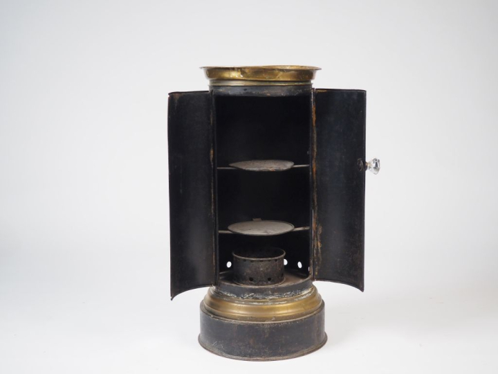 Poêle en tôle noire et laiton en forme de somno.  H. 75 cm