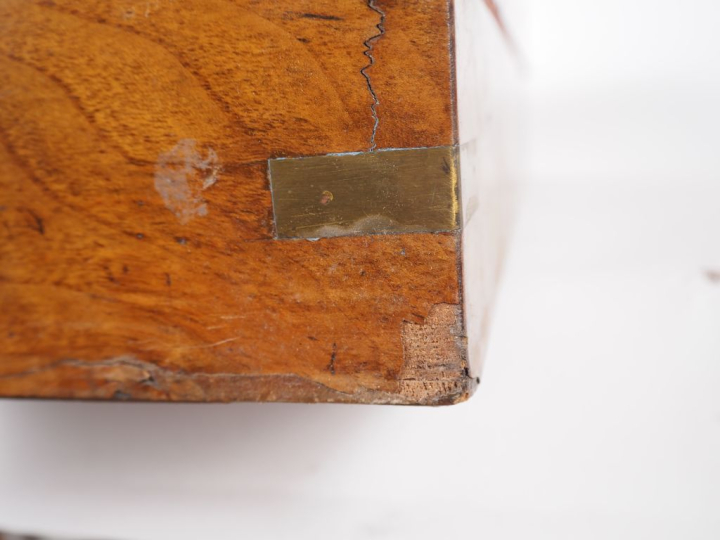 Ecritoire anglais en noyer, entrées de serrure, coins et cartouche du 