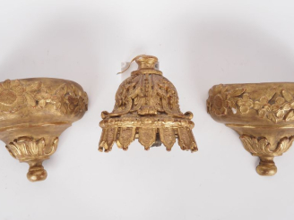 Vente aux enchères Applique et paire d'appliques en bois sculpté et doré, éclairant à une