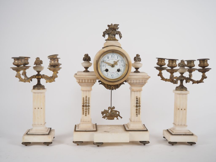 Garniture de cheminée de style Louis XVI en albatre et métal : pendule