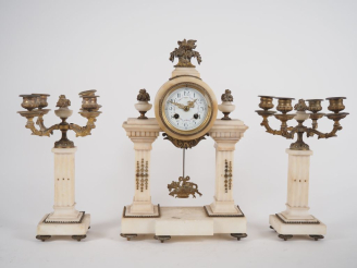 Vente aux enchères Garniture de cheminée de style Louis XVI en albatre et métal : pendule