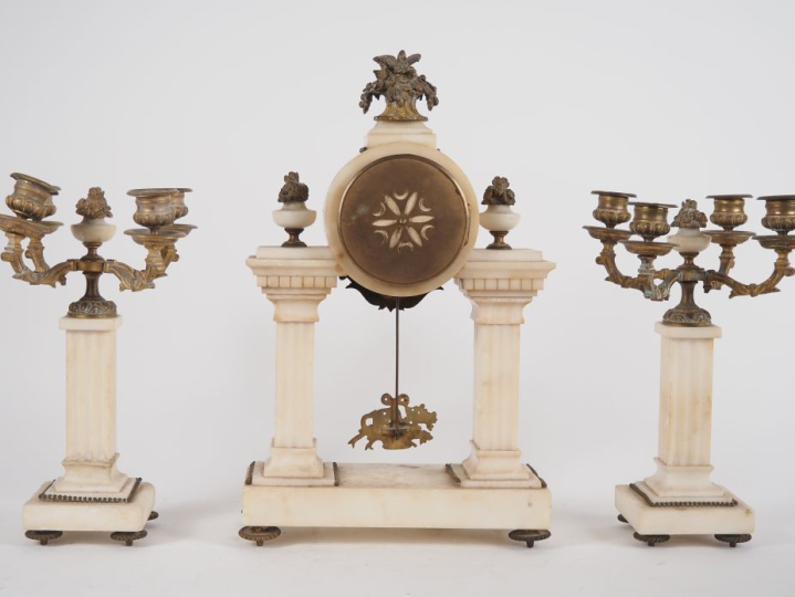 Garniture de cheminée de style Louis XVI en albatre et métal : pendule