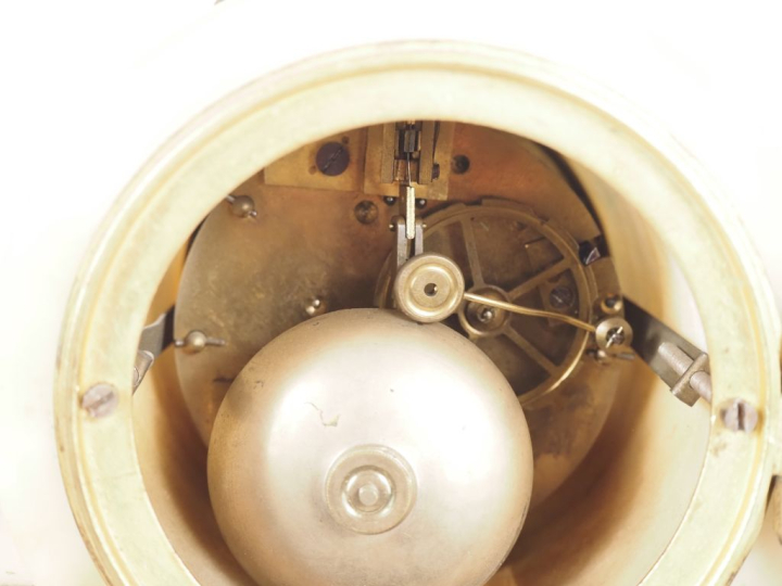 Garniture de cheminée de style Louis XVI en albatre et métal : pendule