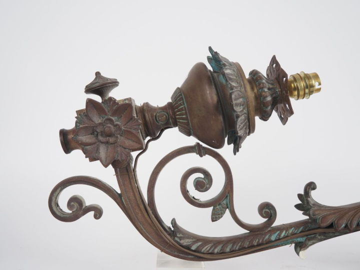 Grande applique Napoléon III murale en métal à décor de feuillage et d