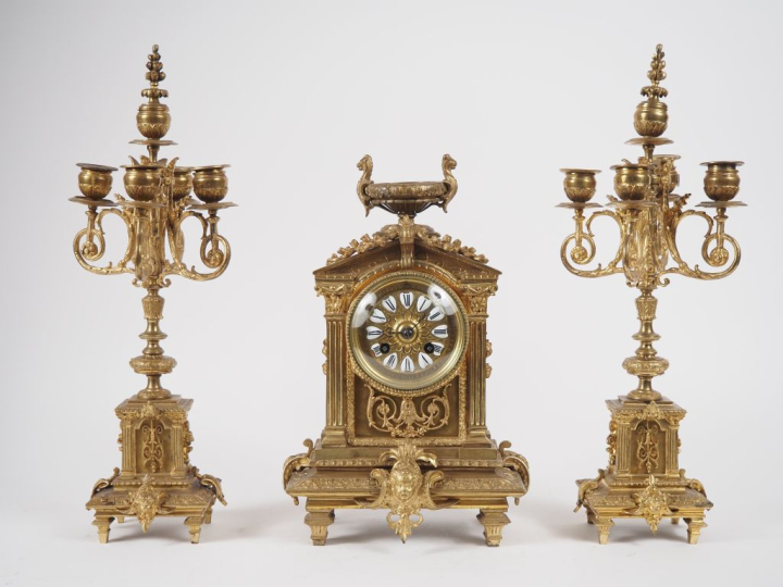 Garniture de cheminée Napoléon III de style Louis XVI en bronze, à déc