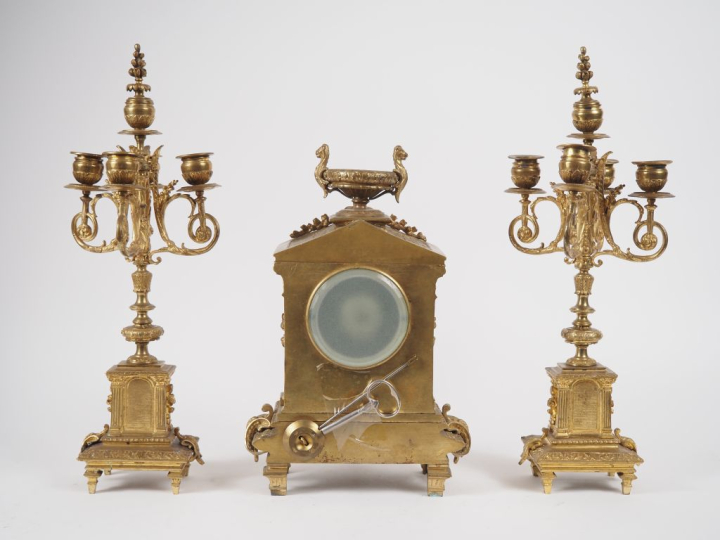 Garniture de cheminée Napoléon III de style Louis XVI en bronze, à déc