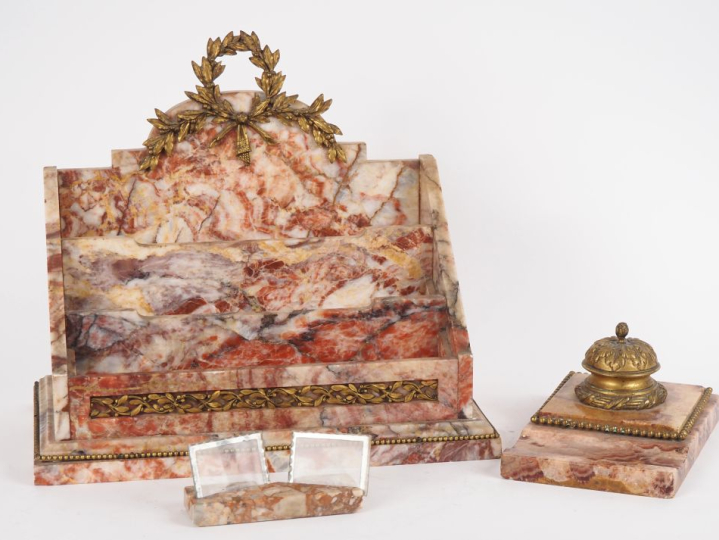 Nécessaire de bureau en onyx de style Louis XVI et métal doré comprena