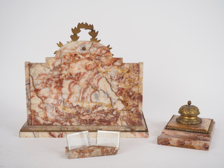 Nécessaire de bureau en onyx de style Louis XVI et métal doré comprena
