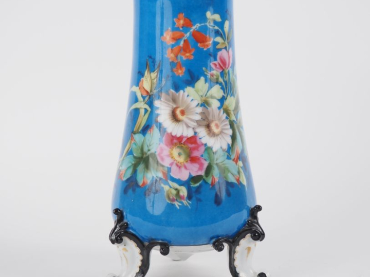 Vase ovoide Napoléon III en porcelaine de Paris, à décor de fleurs pol
