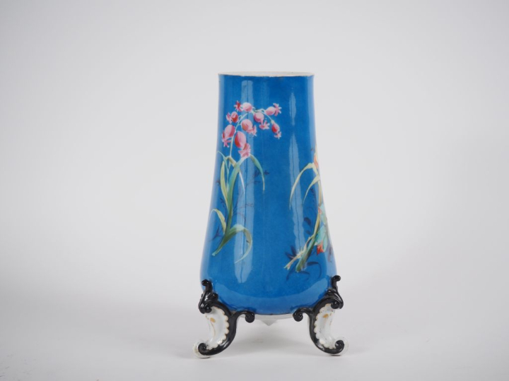 Vase ovoide Napoléon III en porcelaine de Paris, à décor de fleurs pol