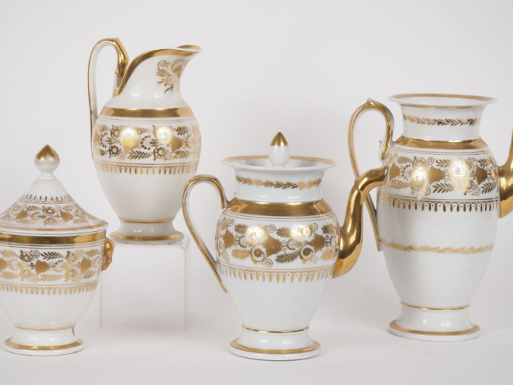 4 pièces de forme fin XIXème en porcelaine de Paris, à décor doré sur 