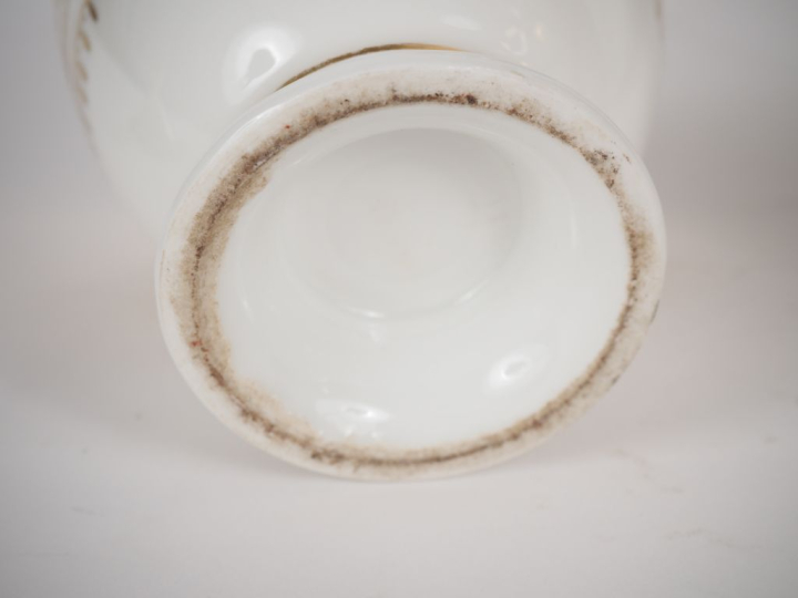 4 pièces de forme fin XIXème en porcelaine de Paris, à décor doré sur 