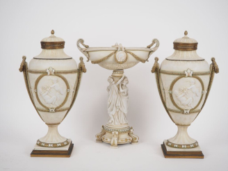 Vente aux enchères Paire de vases couverts de style Louis XVI en biscuit, à décor en lége