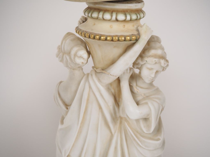 Paire de vases couverts de style Louis XVI en biscuit, à décor en lége