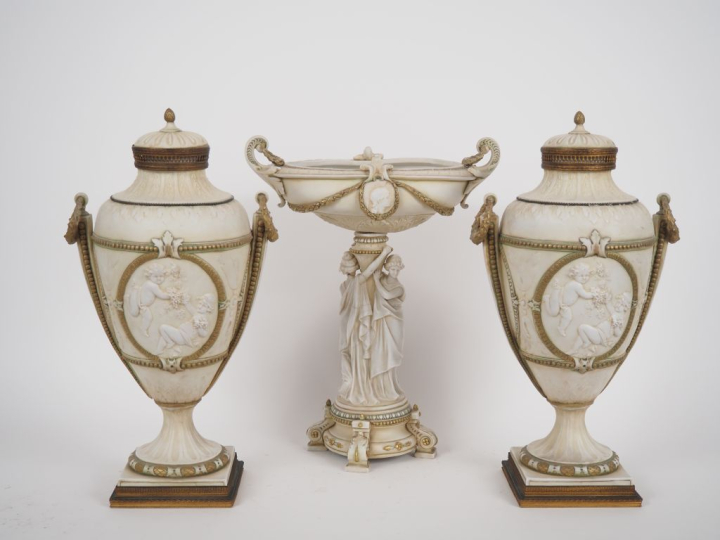 Paire de vases couverts de style Louis XVI en biscuit, à décor en lége
