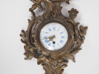 Vente aux enchères Cartel de style Louis XV en bronze doré, à décor ajouré de feuillage e