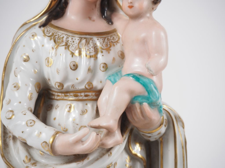 Sujet Napoléon III en porcelaine polychrome de Paris "Vierge à l'enfan