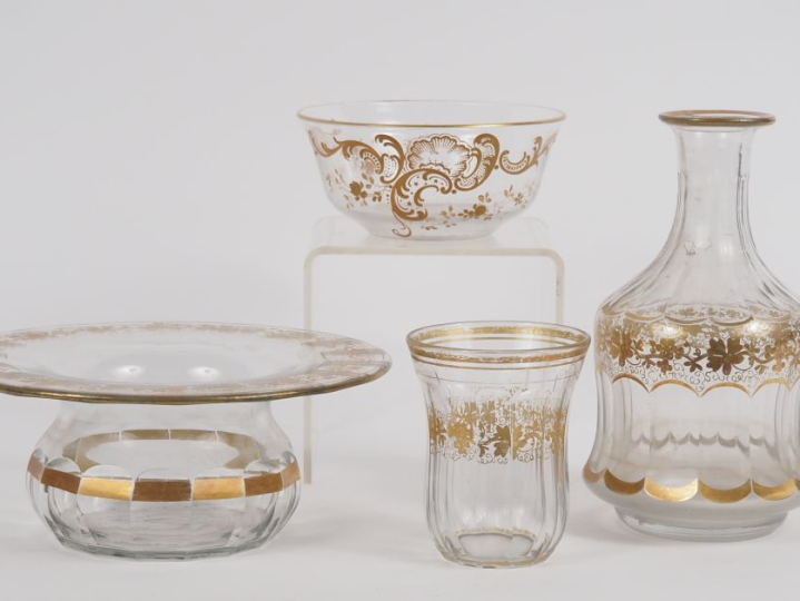 Différentes pièces en cristal émaillé et doré, comprenant un verre à e