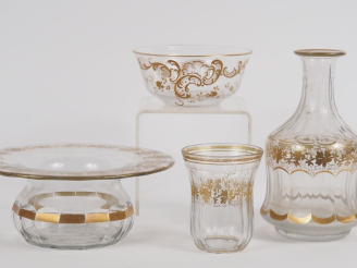 Vente aux enchères Différentes pièces en cristal émaillé et doré, comprenant un verre à e