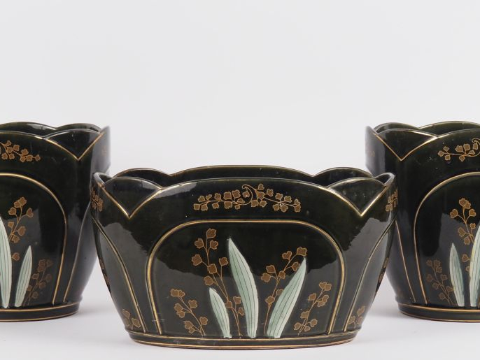 Garniture Napoléon III en faïence émaillée décor polychrome d'iris et 