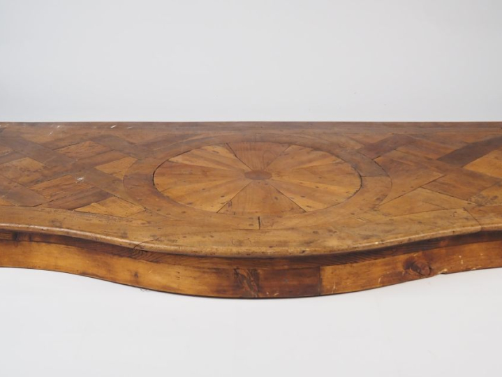 Estrade parquetée. Dim. 178 x 95 cm