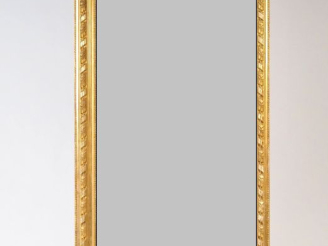 Vente aux enchères Grande glace de cheminée de style Louis XVI en bois et stuc doré. Dim.