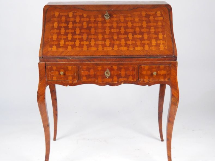 Bureau de pente de style Louis XV en marqueterie, ouvrant à un abattan