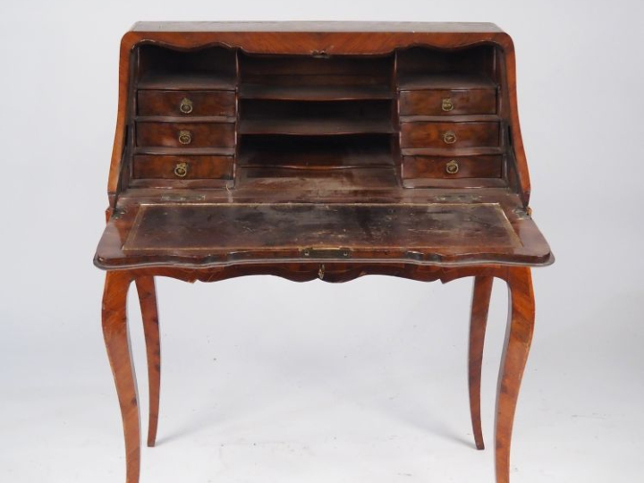 Bureau de pente de style Louis XV en marqueterie, ouvrant à un abattan