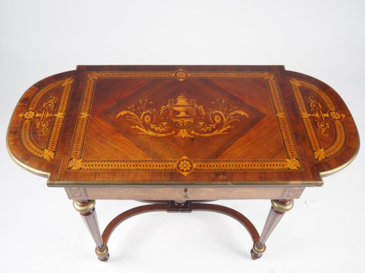 Elégante table de salon Napoléon III de style Louis XVI en marqueterie
