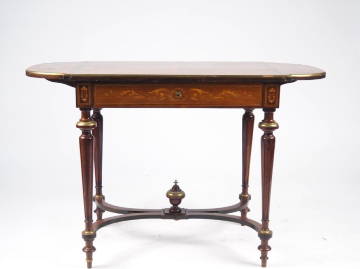 Elégante table de salon Napoléon III de style Louis XVI en marqueterie