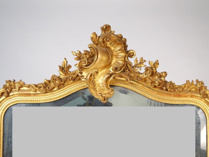 Glace de cheminée Napoléon III de style Rocaille en bois et stuc doré.