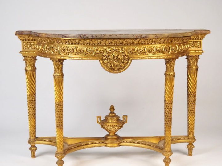 Console demi lune à quatre pieds de style Louis XVI en bois sculpté et