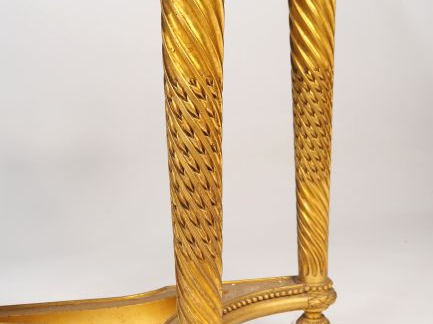 Console demi lune à quatre pieds de style Louis XVI en bois sculpté et