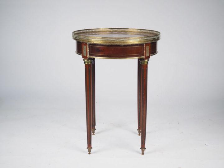 Table bouillotte en acajou placage d'acajou, filets de laiton, dessus 