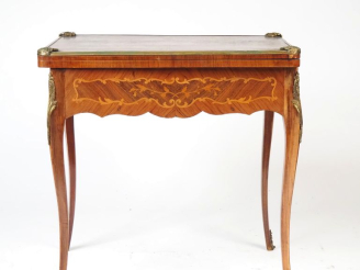Vente aux enchères Table à jeux Napoléon III de style Louis XV en marqueterie, à décor de