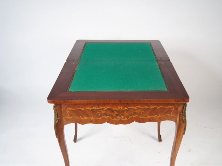 Table à jeux Napoléon III de style Louis XV en marqueterie, à décor de