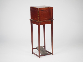 Vente aux enchères Travailleuse Napoléon III en acajou, placage d'acajou et marqueterie, 