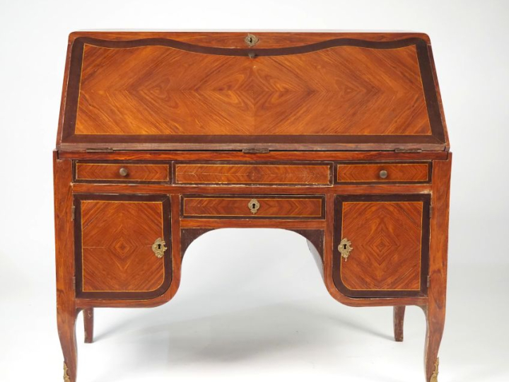 Bureau "dos d'ane" Louis XV en marqueterie, ouvrant à un abattant, deu