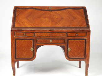 Vente aux enchères Bureau "dos d'ane" Louis XV en marqueterie, ouvrant à un abattant, deu