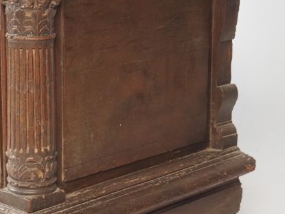 Coffre XVIIème en chêne sculpté, à décor de griffons et de personnages