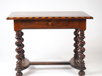 Vente aux enchères Table Louis XIII plateau marqueté, pieds en forme de colonne torse réu