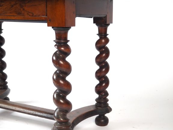 Table Louis XIII plateau marqueté, pieds en forme de colonne torse réu