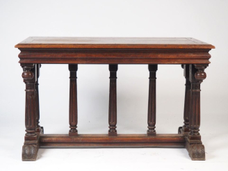Vente aux enchères Table de style Renaissance en chêne mouluré, pieds cannelés. Dim. 77 x