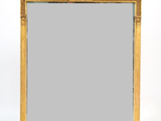 Vente aux enchères Glace XIXème de style Empire, cadre en stuc doré à décor de pilastres 