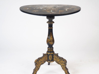 Vente aux enchères Guéridon Napoléon III de style Extreme Orient en bois noirci, à décor 