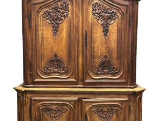 Vente aux enchères Buffet deux corps de style Régence en bois naturel mouluré et sculpté,