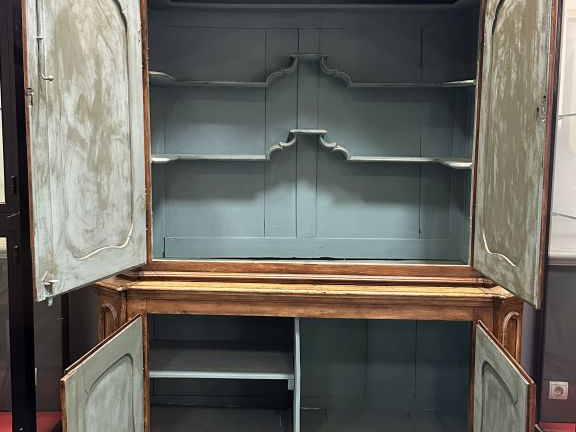 Buffet deux corps de style Régence en bois naturel mouluré et sculpté,