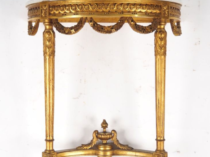 Console demi-lune et glace trumeau de style Louis XVI en bois sculpté 