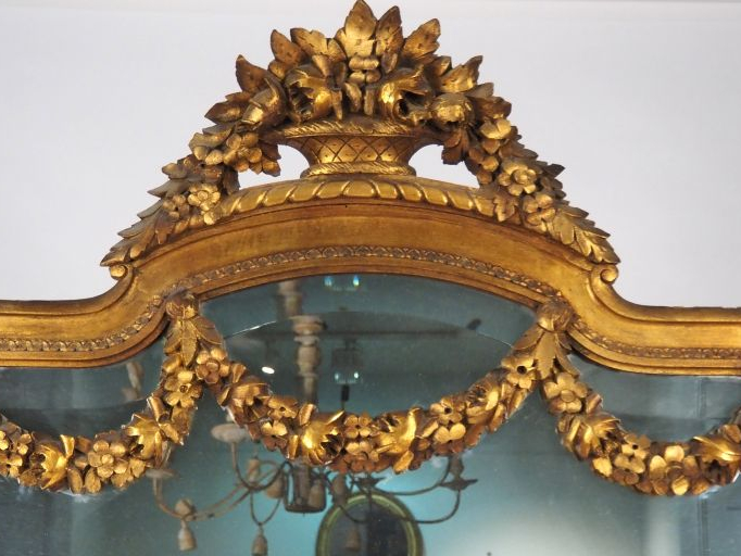 Console demi-lune et glace trumeau de style Louis XVI en bois sculpté 
