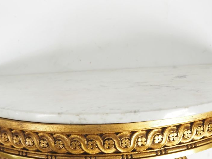Console demi-lune et glace trumeau de style Louis XVI en bois sculpté 